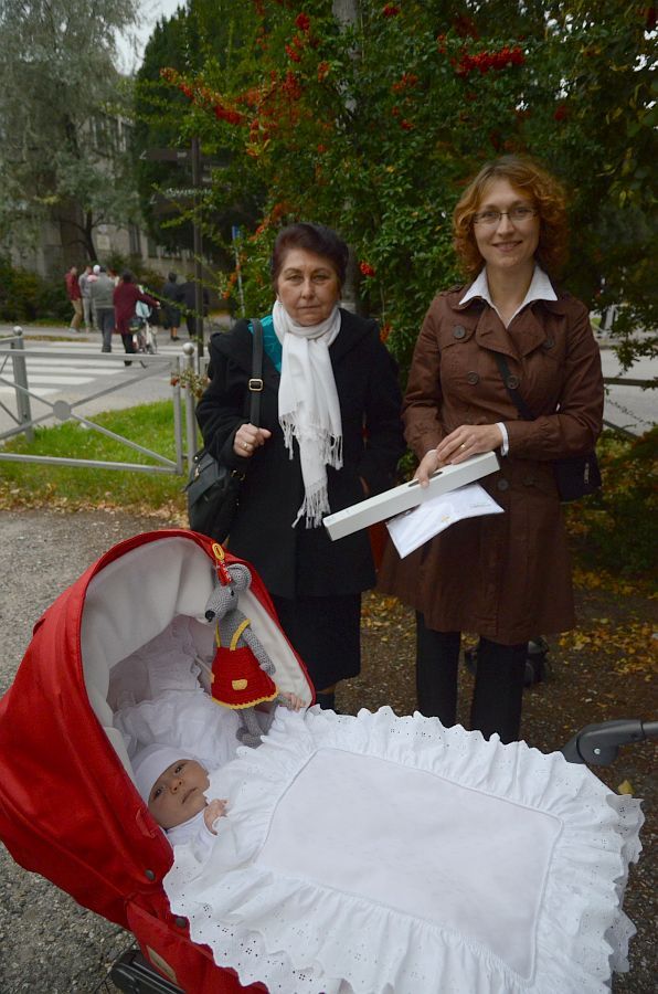 pred kostolom sv Michala, ideme krstit Lindu